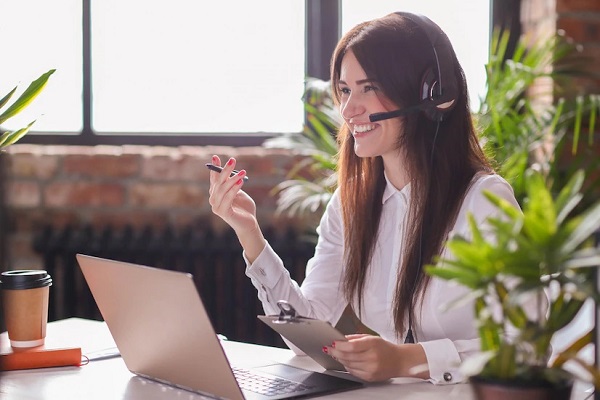 chica atendiendo a un cliente de modo online