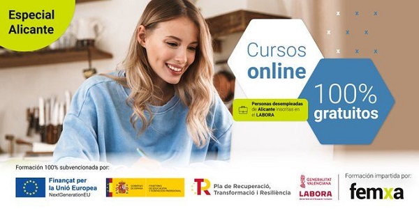 chica rubia de pelo largo haciendo un curso online para desempleados de alicante