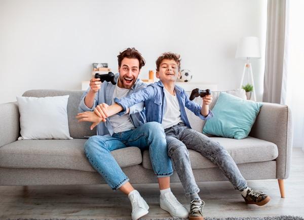 padre e hijo compartiendo competencias digitales jugando con la consola