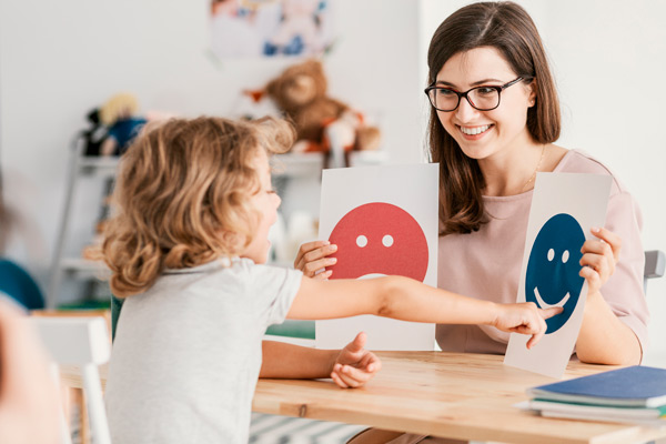Profesora usa estímulos visuales con una niña con dificultades de aprendizaje