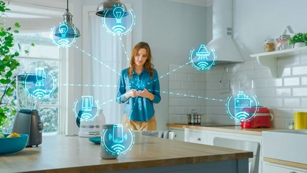 chica en una cocina con elementos digitales conectados a internet