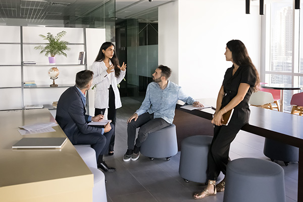 Reunión empresarial liderada por una joven empresaria