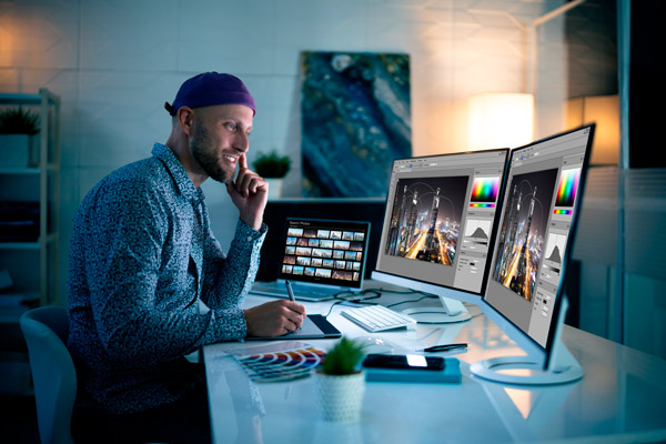 Diseñador gráfico trabajando en photoshop