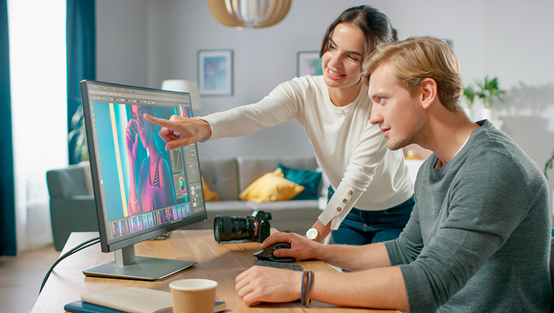 Dos personas trabajando en photoshop en la edición de una imagen publicitaria