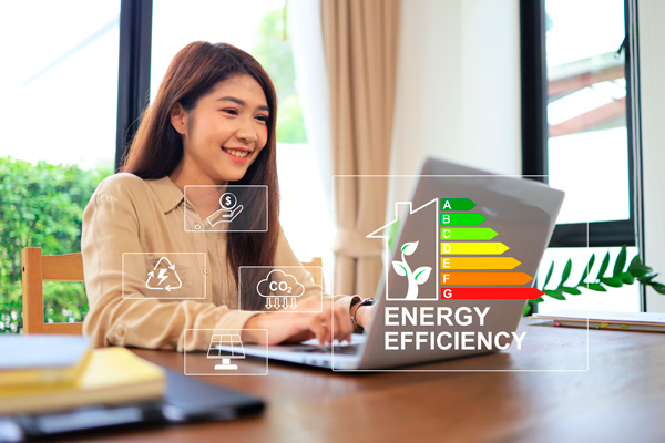 Panel de colores energéticos en un ordenador portatil, mientras trabaja una técnico de eficiencia energética