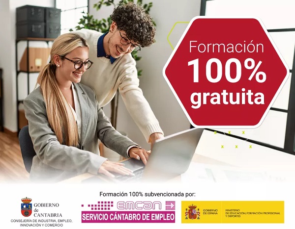Chica joven con gafas y pelo largo rubio sonriente porque está realizando en un portátil  un curso del EMCAN en Cantabria, ayudada por un tutor especializado.