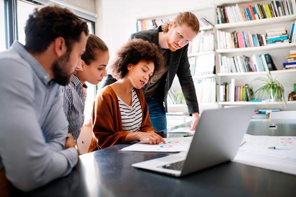 personas emprendedoras en una reunión