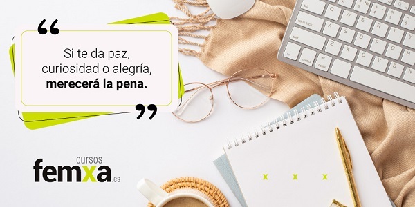 Imagen tipo bodegón con gafas de leer, café, libreta y teclado de ordenador