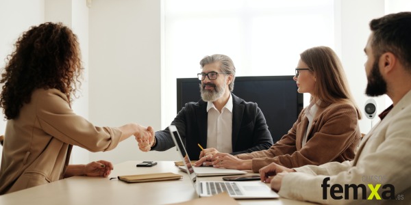 Reunión empresarial en una oficina