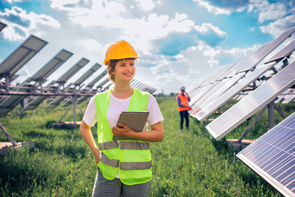 Ingeniera en una instalación de energía solar