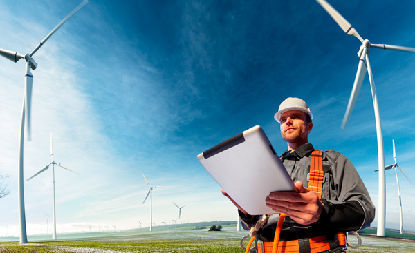 Ingeniero en una instalación de energía eólica