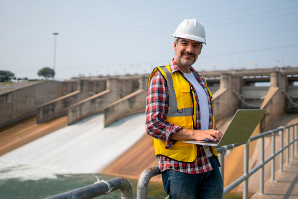 Ingeniero en una instalación de energía hidraulica