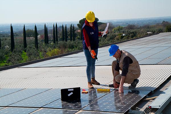operarios en un tejado colocando placas solares