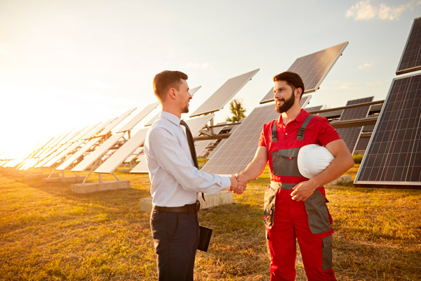 Ingeniero y operario de energía solar