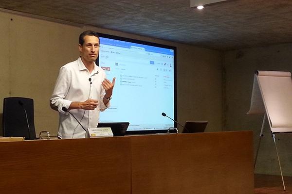 Carlos parada en una clase presencial
