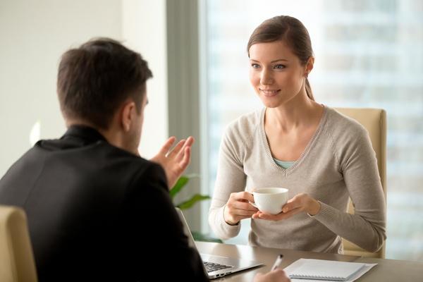 proceso de comunicación entre dos personas tomando un café