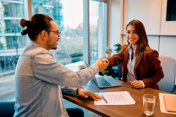 Reunión de evaluación del desempeño de un trabajador