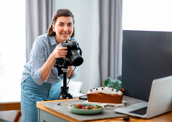 Trabajadora autónoma en su estudio de fotografía