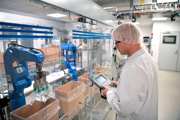 Técnico supervisando la fabricación de insulina Industria farmaceutica fabricando insulina