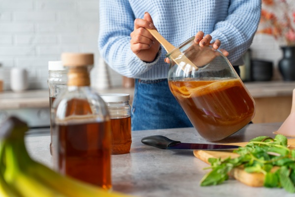 Mujer preparando separando el scoby de la kombucha