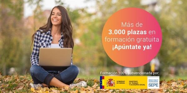 chica joven estudiando cursos subvencionados en el parque con un portátil