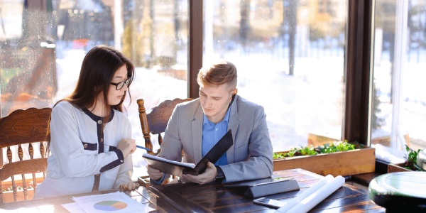 personal de restaurante realizando labores de gestión económica