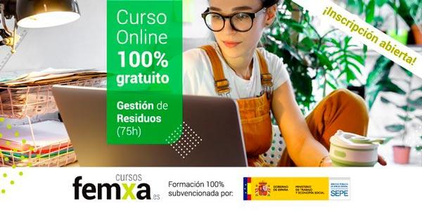 chica joven con gafas hace el curso de gestión de residuos en un ordenador portátil