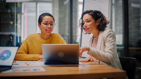 dos chicas en la oficina gestionando documentos en la nube con google drive