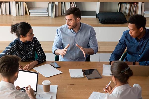 persona utilizando la persuasión y las habilidades comerciales para encontrar trabajo