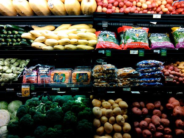 baldas de verduras en la sección de alimentos frescos de un supermercado