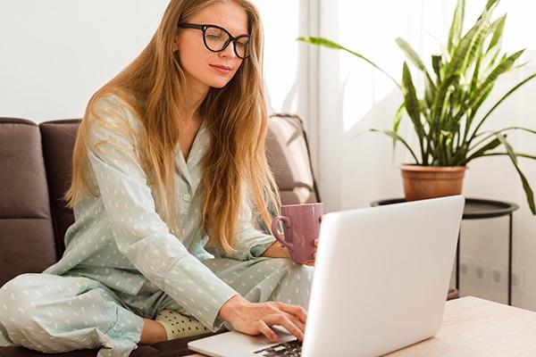 Homewear perfecto para el docente elearning, café y pijama