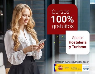 chica joven haciendo cursos de hostelería y turismo desde un dispositivo móvil