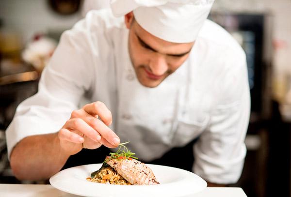 personal de hostelería aplicando nuevas técnicas de cocina