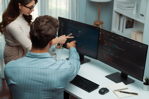 Jóvenes programadores revisando código html