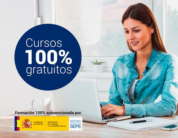 chica realizando un curso online gratis en ordenador