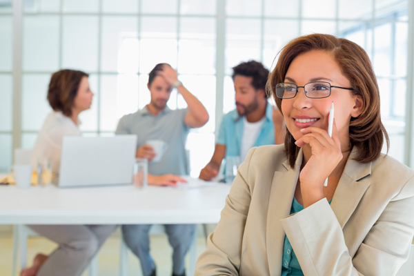 psicóloga observando unas personas emocionadas delante de un ordenador y pensando sobre la inteligencia emocional