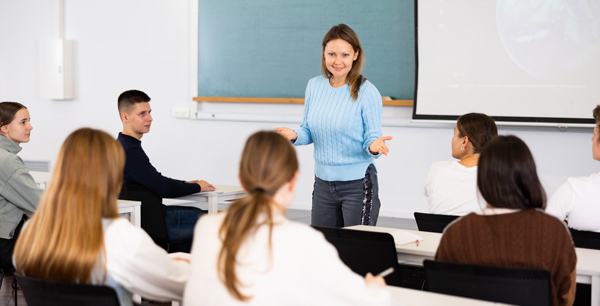 Profesora aplicando la inteligencia emocional con sus alumnos en un aula