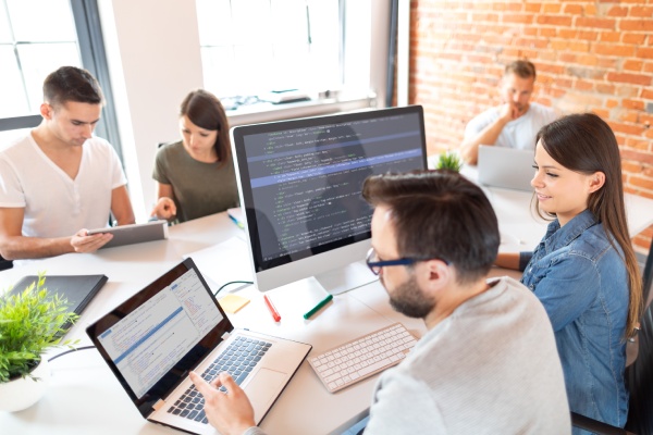 Grupo de trabajadores con portatiles programando en java