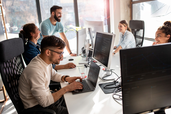 Grupo de desarrolladores web trabajando con javascript