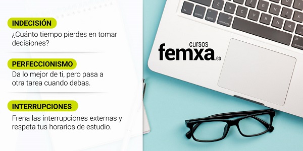 gafas y ordenador portátil con explicación sobre la indecisión, perfeccionismo e interrupciones