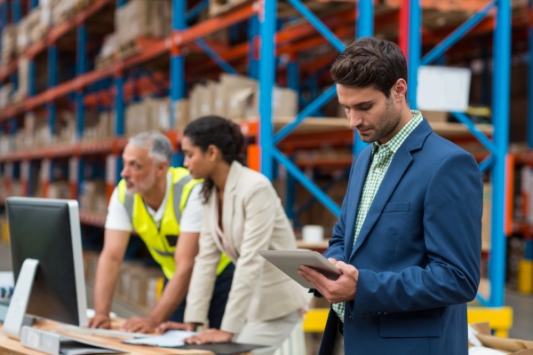 operarios organizando las tareas de lean management en una factoría