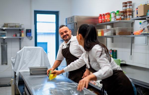 empleados de hostelería limpiando una cocina