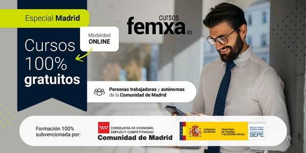 chico joven de gafas, barba y corbata haciendo un curso online en Madrid