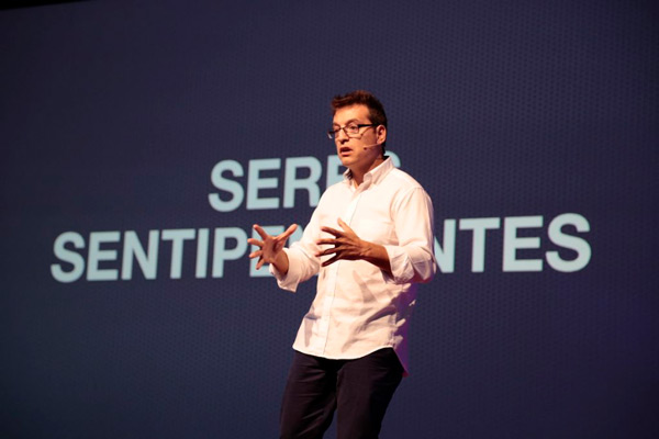 Foto de Manel Rives en el escenario de un congreso