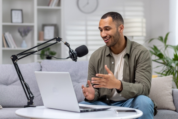 Un profesional trabajando su marca personal locutando un podcast