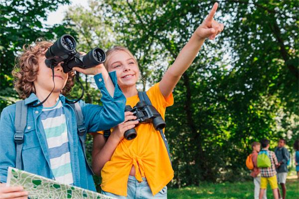 actividades de niños dirigidas por un monitor de tiempo libre