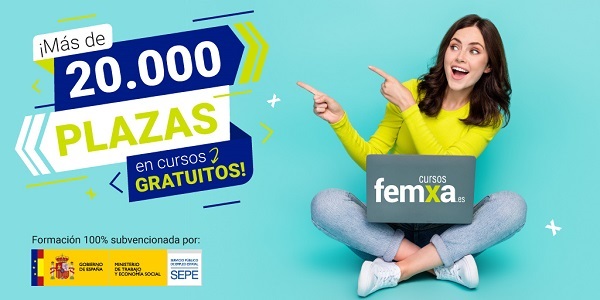chica motivada para realizar un curso online está de piernas cruzadas con un portátil y señala el cartel de plazas en cursos gratuitos de femxa
