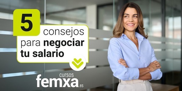 Chica rubia sonriendo en un panel de cristal, dentro de una oficina, tiene al lado un rótulo que indica "5 consejos para negociar tu salario"