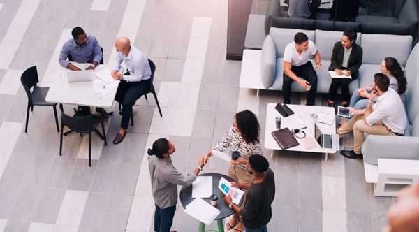 varias reuniones de networking durante un congreso profesional