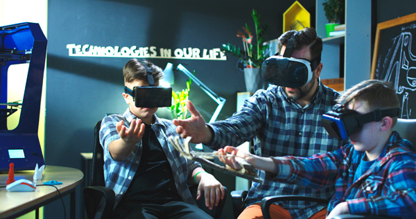 profesor y dos chicos con gafas de realidad virtual